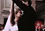 Immagine di Tricia il primo ballo di nozze Washington DC USA, 1971, secondo 54 filmato di repertorio 65675056991