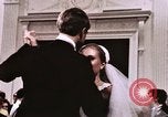 Immagine di Tricia il primo ballo di nozze Washington DC USA, 1971, secondo 57 filmato di repertorio 65675056991