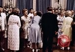 Immagine di Tricia la cerimonia di nozze Washington DC USA, 1971, secondo 14 filmato di repertorio 65675056995