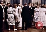 Immagine di Tricia la cerimonia di nozze Washington DC USA, 1971, secondo 47 filmato di repertorio 65675056995