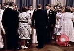 Immagine di Tricia la cerimonia di nozze Washington DC USA, 1971, secondo 49 filmato di repertorio 65675056995