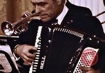 Immagine di Orchestra al matrimonio Washington DC USA, 1971, secondo 6 filmato di repertorio 65675056996