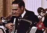 Immagine di Orchestra al matrimonio Washington DC USA, 1971, secondo 7 filmato di repertorio 65675056996