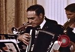 Immagine di Orchestra al matrimonio Washington DC USA, 1971, secondo 8 filmato di repertorio 65675056996