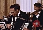 Immagine di Orchestra al matrimonio Washington DC USA, 1971, secondo 9 filmato di repertorio 65675056996