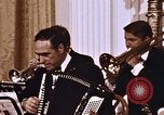 Immagine di Orchestra al matrimonio Washington DC USA, 1971, secondo 10 filmato di repertorio 65675056996