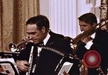 Immagine di Orchestra al matrimonio Washington DC USA, 1971, secondo 11 filmato di repertorio 65675056996