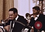 Immagine di Orchestra al matrimonio Washington DC USA, 1971, secondo 13 filmato di repertorio 65675056996