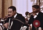 Immagine di Orchestra al matrimonio Washington DC USA, 1971, secondo 14 filmato di repertorio 65675056996
