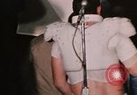 Standbild Fußballspiel Fayetteville Arkansas USA, 1969, aus Sekunde 8 historischem Filmmaterial Videoclip 65675057257