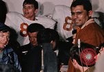 Standbild Fußballspiel Fayetteville Arkansas USA, 1969, aus Sekunde 17 historischem Filmmaterial Videoclip 65675057257
