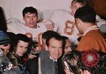 Standbild Fußballspiel Fayetteville Arkansas USA, 1969, aus Sekunde 20 historischem Filmmaterial Videoclip 65675057257