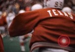 Standbild Texas versus Arkansas Fußball Spiel Fayetteville Arkansas USA, 1969, aus Sekunde 3 historischem Filmmaterial Videoclip 65675057261