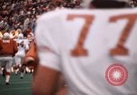 Standbild Texas versus Arkansas Fußball Spiel Fayetteville Arkansas USA, 1969, aus Sekunde 4 historischem Filmmaterial Videoclip 65675057261