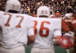 Standbild Texas versus Arkansas Fußball Spiel Fayetteville Arkansas USA, 1969, aus Sekunde 5 historischem Filmmaterial Videoclip 65675057261