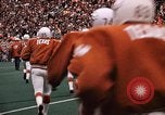 Standbild Texas versus Arkansas Fußball Spiel Fayetteville Arkansas USA, 1969, aus Sekunde 7 historischem Filmmaterial Videoclip 65675057261