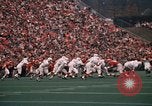Standbild Texas versus Arkansas Fußball Spiel Fayetteville Arkansas USA, 1969, aus Sekunde 43 historischem Filmmaterial Videoclip 65675057261