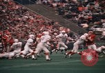 Standbild Texas versus Arkansas Fußball Spiel Fayetteville Arkansas USA, 1969, aus Sekunde 44 historischem Filmmaterial Videoclip 65675057261