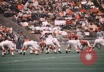 Standbild Texas versus Arkansas Fußball Spiel Fayetteville Arkansas USA, 1969, aus Sekunde 56 historischem Filmmaterial Videoclip 65675057261