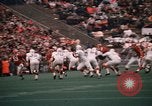 Standbild Texas versus Arkansas Fußball Spiel Fayetteville Arkansas USA, 1969, aus Sekunde 57 historischem Filmmaterial Videoclip 65675057261