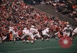 Standbild Texas versus Arkansas Fußball Spiel Fayetteville Arkansas USA, 1969, aus Sekunde 58 historischem Filmmaterial Videoclip 65675057261