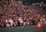 Standbild Texas versus Arkansas Fußball Spiel Fayetteville Arkansas USA, 1969, aus Sekunde 59 historischem Filmmaterial Videoclip 65675057261