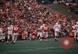 Standbild Texas versus Arkansas Fußball Spiel Fayetteville Arkansas USA, 1969, aus Sekunde 61 historischem Filmmaterial Videoclip 65675057261