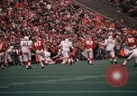 Standbild Texas versus Arkansas Fußball Spiel Fayetteville Arkansas USA, 1969, aus Sekunde 62 historischem Filmmaterial Videoclip 65675057261