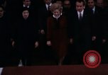 Immagine di Nixon saluta Enlai Pechino Cina, 1972, secondo 6 filmato di repertorio 65675057337