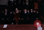 Immagine di Nixon saluta Enlai Pechino Cina, 1972, secondo 9 filmato di repertorio 65675057337