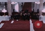 Immagine di Nixon saluta Enlai Pechino Cina, 1972, secondo 14 filmato di repertorio 65675057337