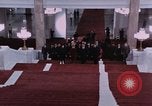 Immagine di Nixon saluta Enlai Pechino Cina, 1972, secondo 15 filmato di repertorio 65675057337