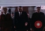 Immagine di Nixon saluta Enlai Pechino Cina, 1972, secondo 22 filmato di repertorio 65675057337