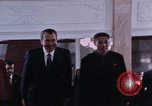 Immagine di Nixon saluta Enlai Pechino Cina, 1972, secondo 23 filmato di repertorio 65675057337