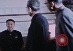 Immagine di Nixon saluta Enlai Pechino Cina, 1972, secondo 26 filmato di repertorio 65675057337