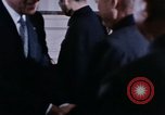 Immagine di Nixon saluta Enlai Pechino Cina, 1972, secondo 29 filmato di repertorio 65675057337
