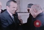 Immagine di Nixon saluta Enlai Pechino Cina, 1972, secondo 30 filmato di repertorio 65675057337