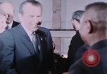 Immagine di Nixon saluta Enlai Pechino Cina, 1972, secondo 31 filmato di repertorio 65675057337