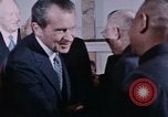 Immagine di Nixon saluta Enlai Pechino Cina, 1972, secondo 32 filmato di repertorio 65675057337