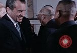Immagine di Nixon saluta Enlai Pechino Cina, 1972, secondo 33 filmato di repertorio 65675057337
