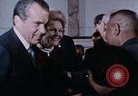 Immagine di Nixon saluta Enlai Pechino Cina, 1972, secondo 35 filmato di repertorio 65675057337