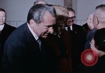 Immagine di Nixon saluta Enlai Pechino Cina, 1972, secondo 37 filmato di repertorio 65675057337
