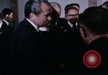 Immagine di Nixon saluta Enlai Pechino Cina, 1972, secondo 40 filmato di repertorio 65675057337