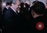 Immagine di Nixon saluta Enlai Pechino Cina, 1972, secondo 41 filmato di repertorio 65675057337