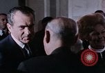 Immagine di Nixon saluta Enlai Pechino Cina, 1972, secondo 43 filmato di repertorio 65675057337