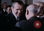 Immagine di Nixon saluta Enlai Pechino Cina, 1972, secondo 44 filmato di repertorio 65675057337