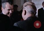 Immagine di Nixon saluta Enlai Pechino Cina, 1972, secondo 45 filmato di repertorio 65675057337
