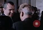 Immagine di Nixon saluta Enlai Pechino Cina, 1972, secondo 46 filmato di repertorio 65675057337