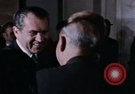 Immagine di Nixon saluta Enlai Pechino Cina, 1972, secondo 48 filmato di repertorio 65675057337