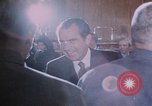 Immagine di Nixon saluta Enlai Pechino Cina, 1972, secondo 61 filmato di repertorio 65675057337